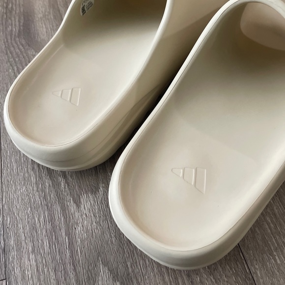 YEEZY SLIDES IN BONE COLOR-WAY! - Picture 1 of 8